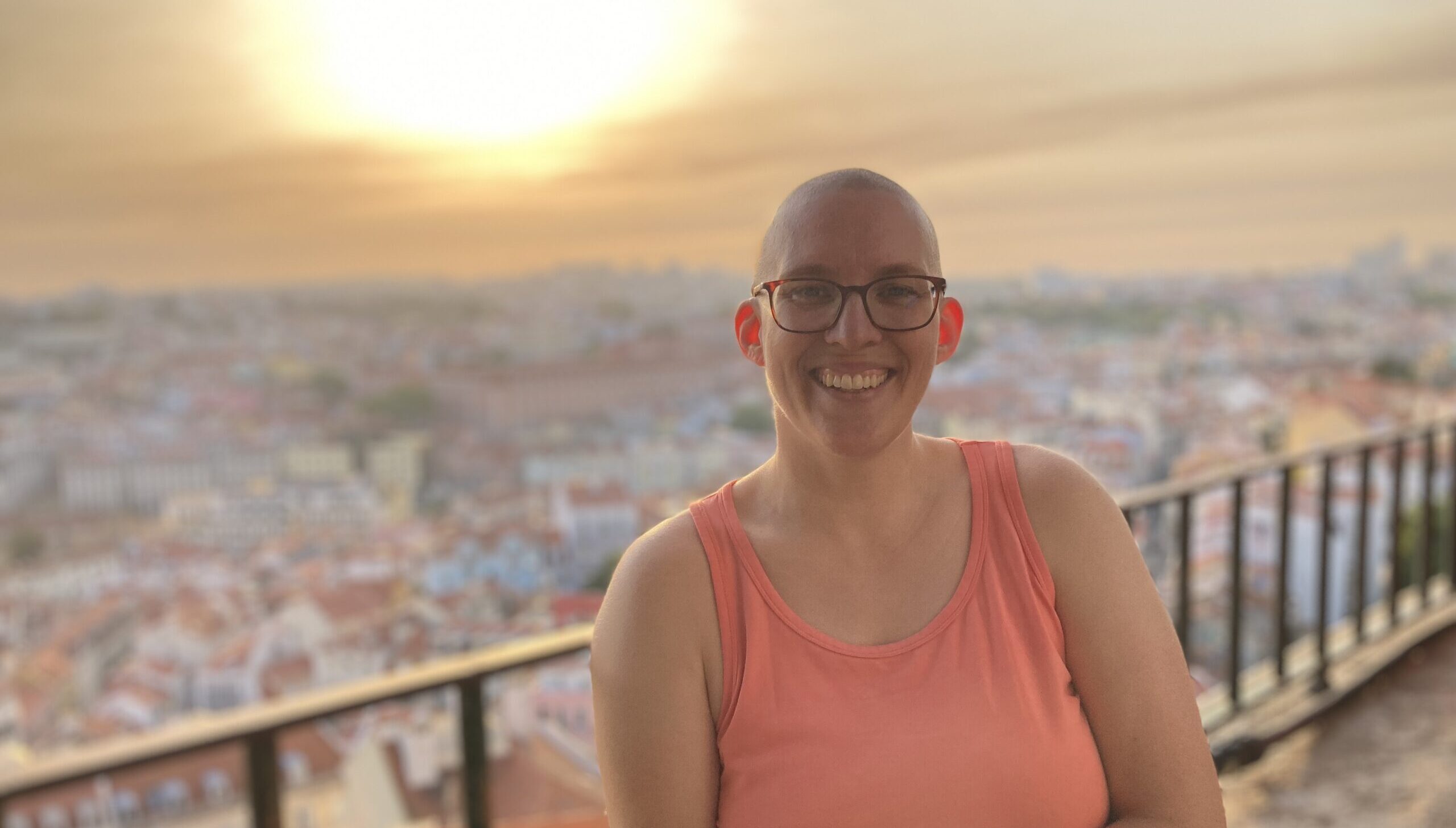 Ich stehe bei Abendsonne im Rücken an einer Brüstung mit Blick über Lissabon