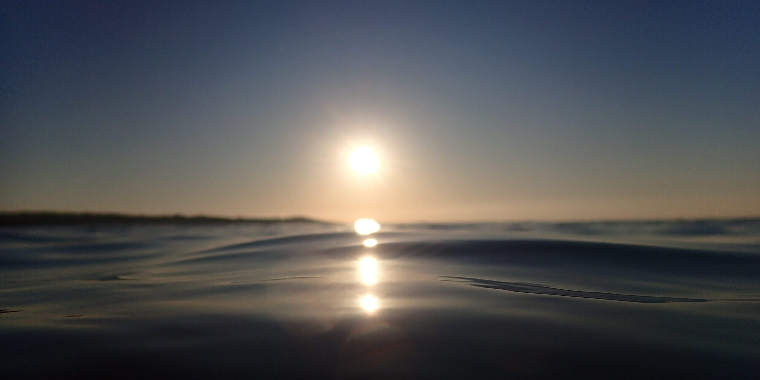 Die Sonne fotografiert direkt aus dem Meer heraus
